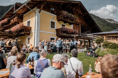 Chöretreffen im Bergsteigerdorf Schmirn | © Helena Beermeister