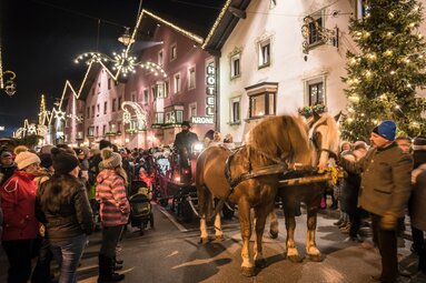 Pferdekutsche mit Engeln zwischen vielen Besuchern des Operettenadvents | © Irene Rapp