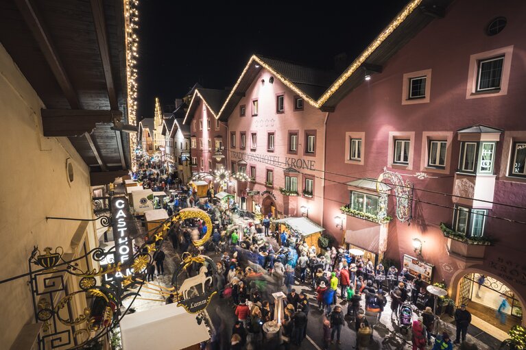 Blick von oben auf die Hauptstraße voll mit Besuchern des Adventmarkts  | © Kreativstadl | Klemens Hörtnagl
