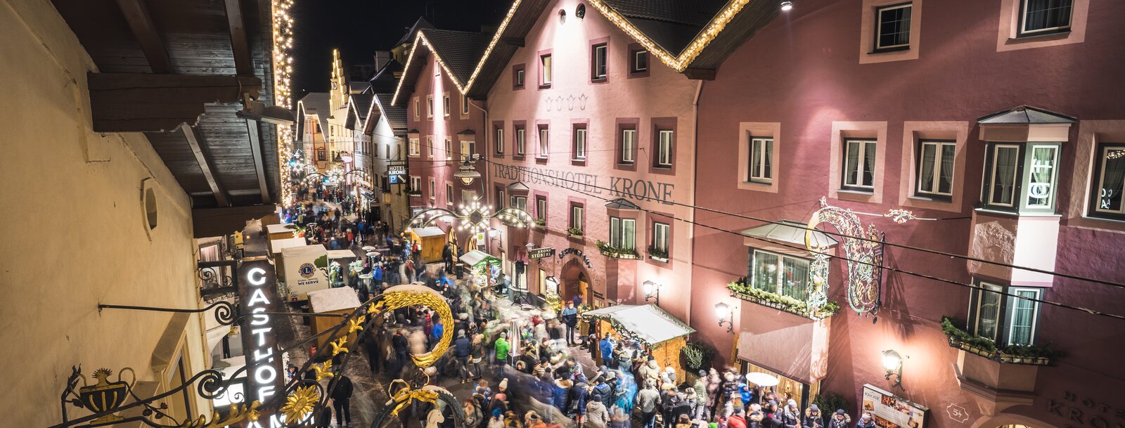 Blick von oben auf die Hauptstraße voll mit Besuchern des Adventmarkts  | © Kreativstadl | Klemens Hörtnagl