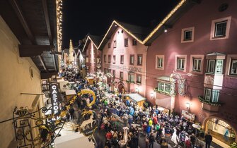 Blick von oben auf die Hauptstraße voll mit Besuchern des Adventmarkts  | © Kreativstadl | Klemens Hörtnagl