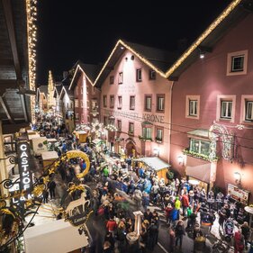 Blick von oben auf die Hauptstraße voll mit Besuchern des Adventmarkts  | © Kreativstadl | Klemens Hörtnagl