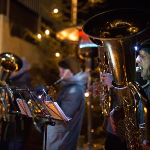 Blechbläser spielen auf ihren Instrumenten erwärmt von einem Heizpilz | © Victoria Hörtnagl