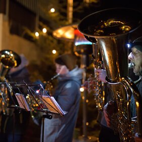Blechbläser spielen auf ihren Instrumenten erwärmt von einem Heizpilz | © Victoria Hörtnagl