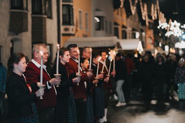 Fackeltänzer mit Fackeln in der Hand beim Operettenadvent in Matrei