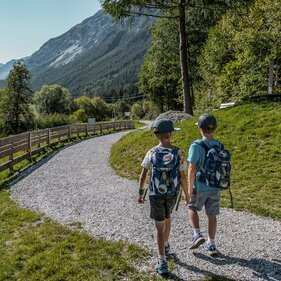 Zwei Jungs beim Wandern