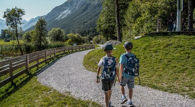 Zwei Jungs beim Wandern