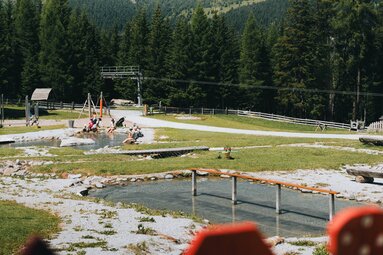 Ein Wasserspielplatz im Sommer | © TVB Wipptal | Johannes Bitter