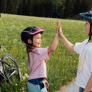 Familie beim Radfahren auf dem Gschnitztalradweg im Wipptal, Tiro | © TVB Wipptal |Johannes Bitter