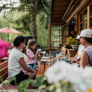 Einkehr in die Pumafalle - kleine Pause entlang des Gschnitztalradweges im Wipptal, Tirol | © TVB Wipptal | Johannes Bitter