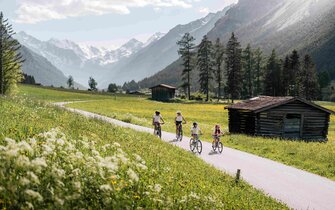 Familie beim Radfahren auf dem Gschnitztalradweg im Wipptal, Tiro | © TVB Wipptal | Johannes Bitter