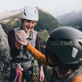 High Five nach der Klettertour in der Stafflacher Wand | © TVB Wipptal / Johannes Bitter