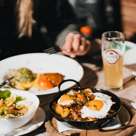 Verschiedene Gerichte und Getränke am Tisch | © Johannes Bitter