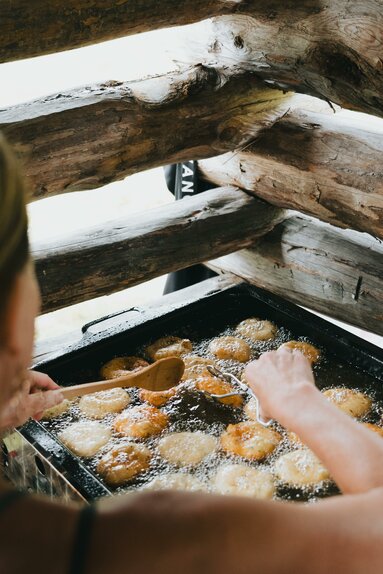 Frisch zubereitete Köstlichkeiten wie Germkiachl | © TVB Wipptal | Johannes Bitter