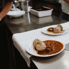 Teller mit Gulasch und Knödel | © TVB Wipptal / Johannes Bitter