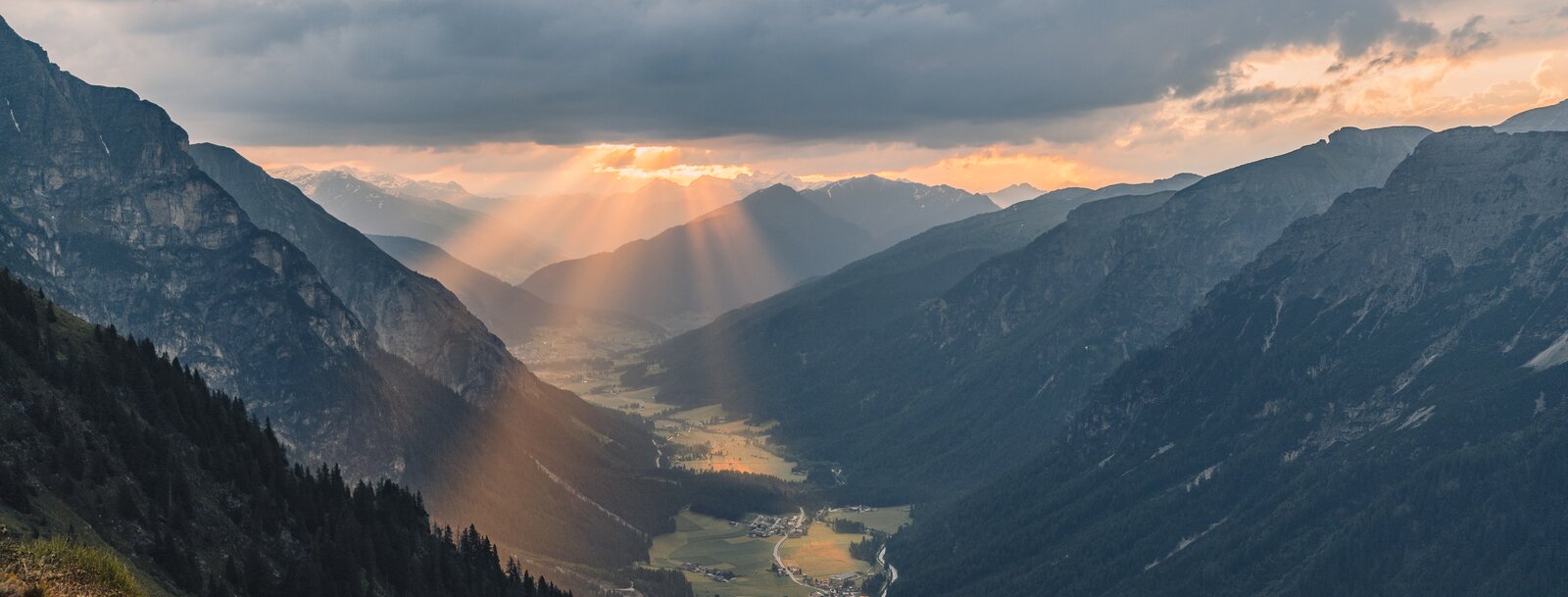 Blick vom Berg über das Gschnitztal in den frühen Morgenstunden | © TVB Wipptal | Johannes Bitter