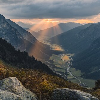Blick vom Berg über das Gschnitztal in den frühen Morgenstunden | © TVB Wipptal | Johannes Bitter