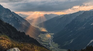 Blick vom Berg über das Gschnitztal in den frühen Morgenstunden | © TVB Wipptal | Johannes Bitter