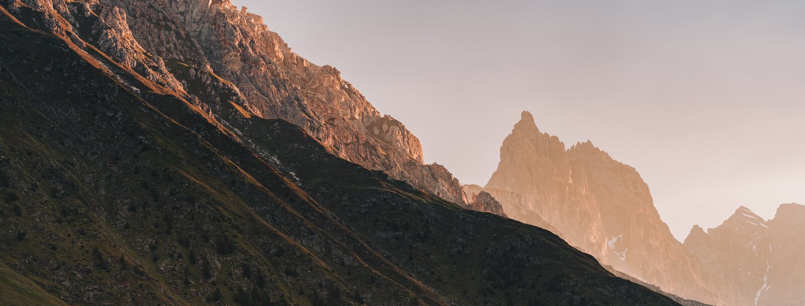 Stimmungsvolle Aussicht auf die Berge im Gschnitztal