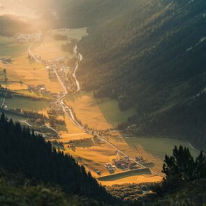 Stimmungsvolle Aufnahme ins Tal