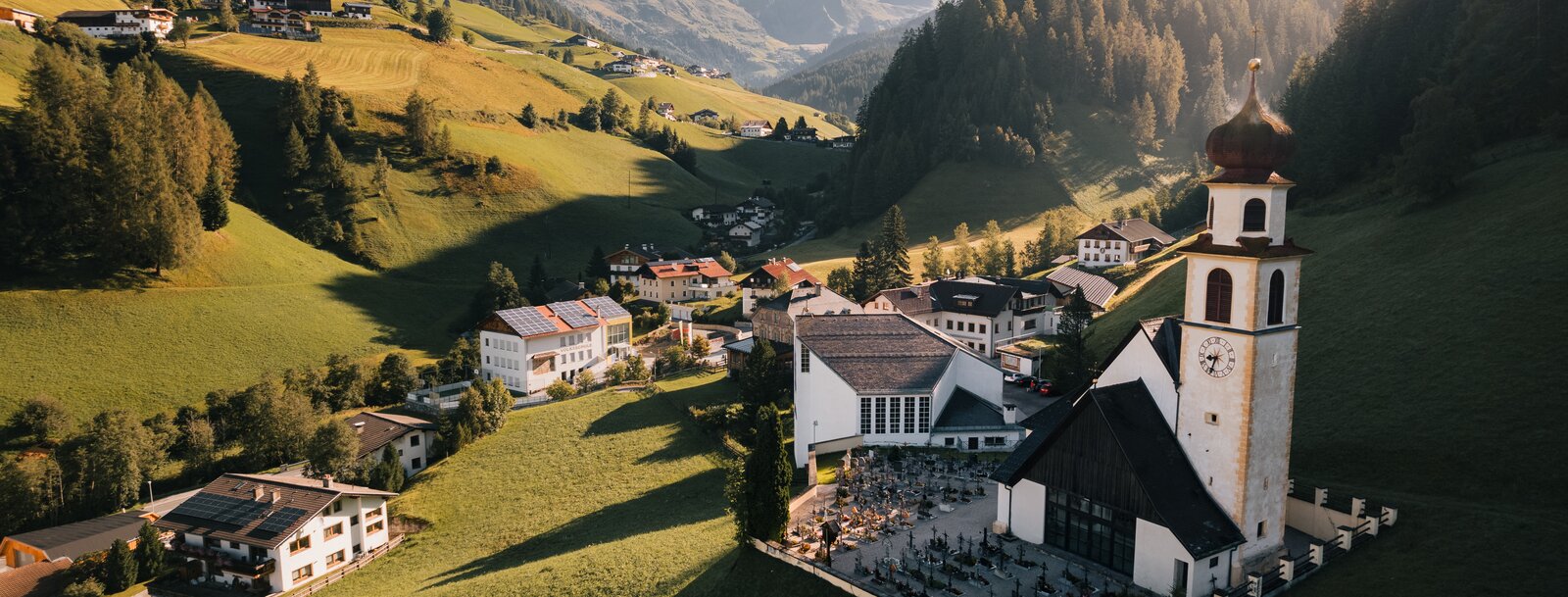 Kirche, Widum und Häuser vom Dorf Navis im Sommer | © TVB Wipptal | Johannes Bitter