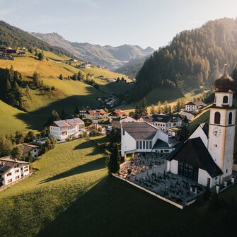 Kirche, Widum und Häuser vom Dorf Navis im Sommer | © TVB Wipptal | Johannes Bitter