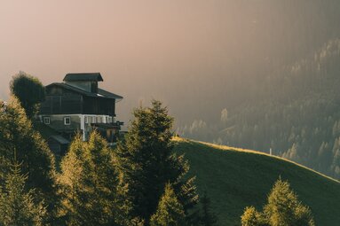 Bauernhof in Navis in sommerlicher Idylle | © TVB Wipptal | Johannes Bitter