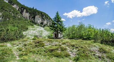Ein aus steinen gebaute Kapelle umgeben von Latschen und Gebüsch | © TVB Wipptal | Judith Hammer