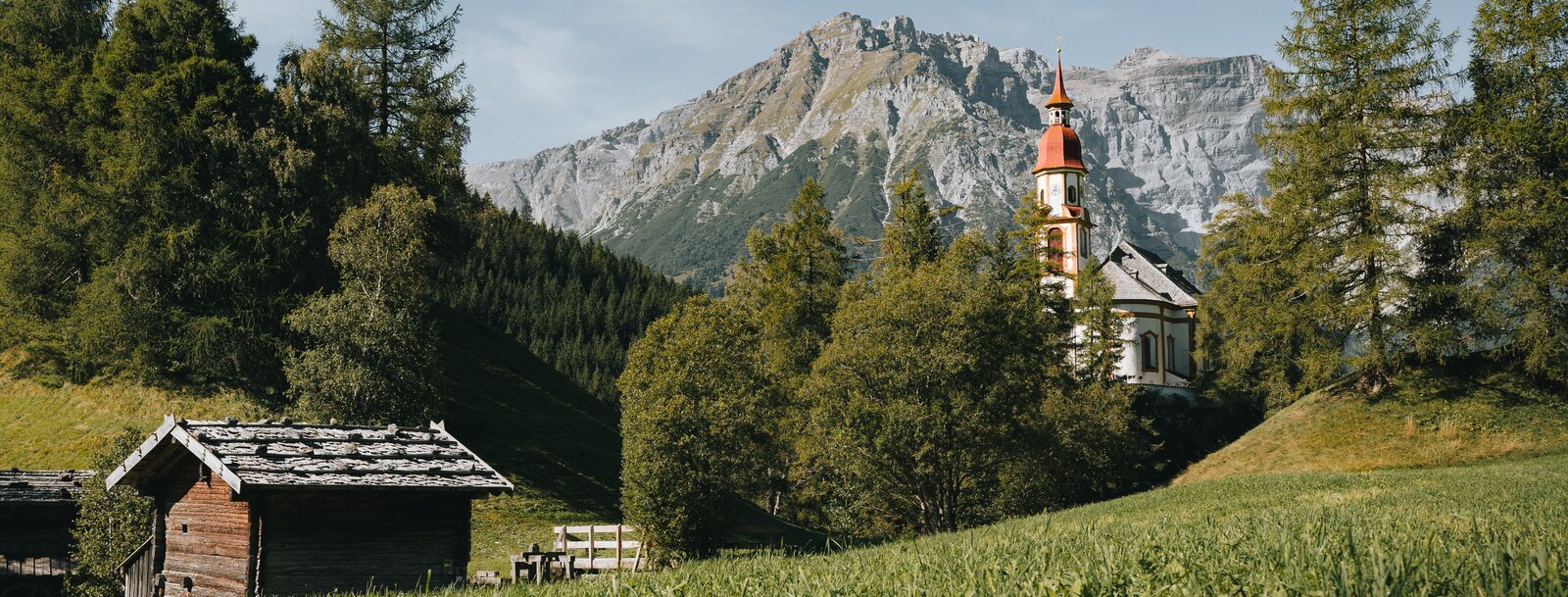 Obernberg mit Kirche und Tribulaun im Hintergrund