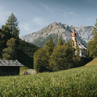Obernberg mit Kirche und Tribulaun im Hintergrund