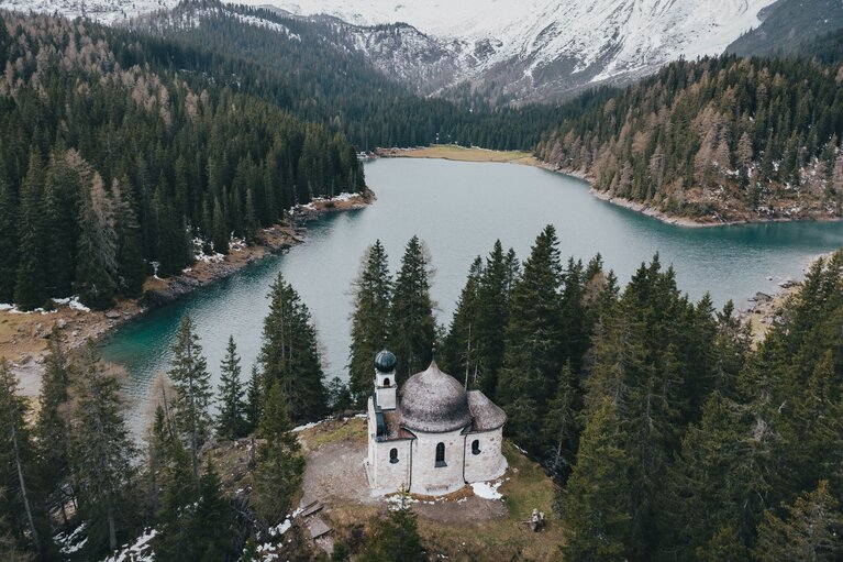 Obernbergersee mit Seekapelle im Frühling
