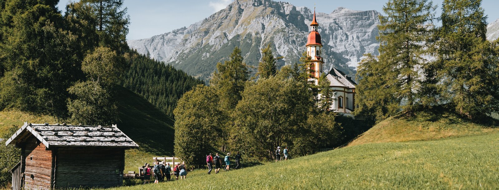 Gesundheitswanderung in Obernberg, Kirche und Tribulaun im Hintergrund | © TVB Wipptal | Johannes Bitter