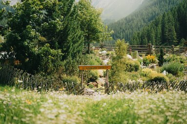 Der Eingang des Alpenblumengartens in Schmirn umspielt von blühenden Blumen | © Tourismusverband Wipptal | Johannes Bitter