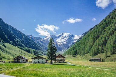 Kasern - hinter dem mittleren Haus jenes von Ernst  | © TVB Wipptal | Helena Beermeister