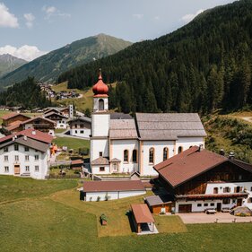 Kirche, Widum und weitere alte Bauernhäuser des Bergsteigerdorfes Schmirn | © TVB Wipptal | Johannes Bitter