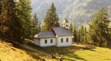 Eine Kapelle auf einer Lichtung umringt von Wald im Sommer | © TVB Wipptal