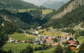 Blick von Osten auf das Bergsteigerdorf St. Jodok im Sommer | © TVB Wipptal | Johannes Bitter