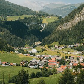 Blick von Osten auf das Bergsteigerdorf St. Jodok im Sommer | © TVB Wipptal | Johannes Bitter