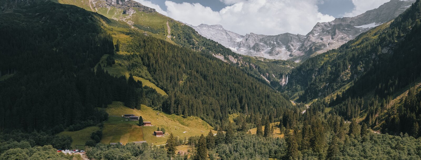 Landschaftsaufnahme vom Talschluss in Vals mit Bach, Wald, Almen und Bergen | © TVB Wipptal | Johannes Bitter