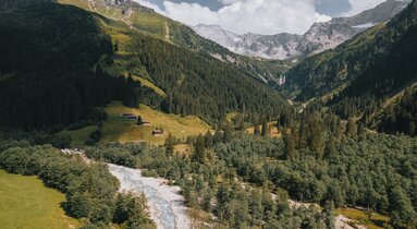 Landschaftsaufnahme vom Talschluss in Vals mit Bach, Wald, Almen und Bergen | © TVB Wipptal | Johannes Bitter