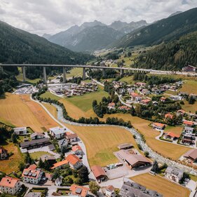 Steinach im Sommer mit Blick auf das Gschnitztal