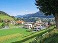 Blick auf den Ort Steinach gegen Norden mit Häusern und der Kirche | © TVB Wipptal | Judith Hammer