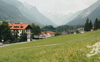 Blick auf Trins mit Trinserhof im Vordergrund