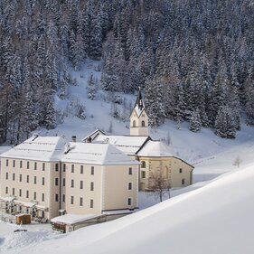 Verschneite Ansicht vom Kloster Maria Waldrast mit Kirche  | © TVB Wipptal | Joakim Strickner