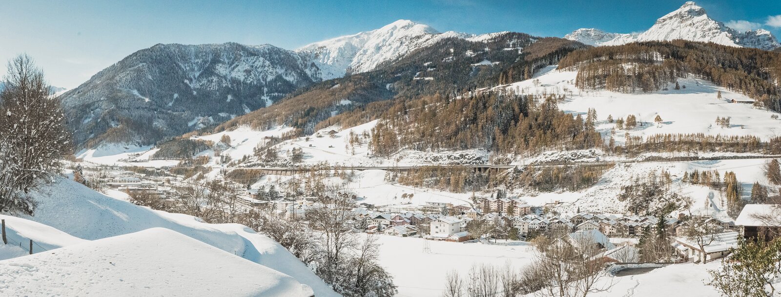 Verschneite Panoramaansicht von Matrei am Brenner mit Bergen im Hintergrund | © TVB Wipptal | Helena Beermeister