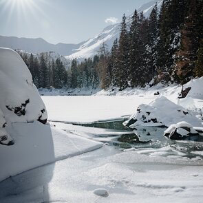 leicht angetaute Eisfläche am Obernberger See | © TVB Wipptal | Johannes Bitter