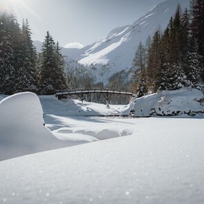 Brücke Maria im See, im Vordergrund glitzernder Schnee | © TVB Wipptal | Johannes Bitter
