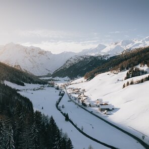 Obernberg aus der Vogelperspektive mit Blick auf Almis, Kirche und Tribulaun | © TVB Wipptal | Johannes Bitter
