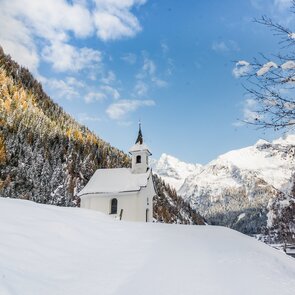 Verschneite Kapelle mit Bergen im Hintergrund | © TVB Wipptal | Helena Beermeister