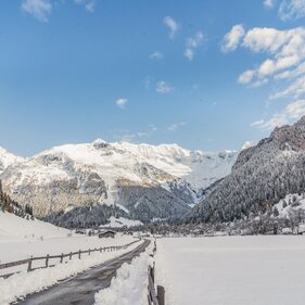 Verschneiter Talschluss mit Bergen in Vals | © TVB Wipptal | Helena Beermeister
